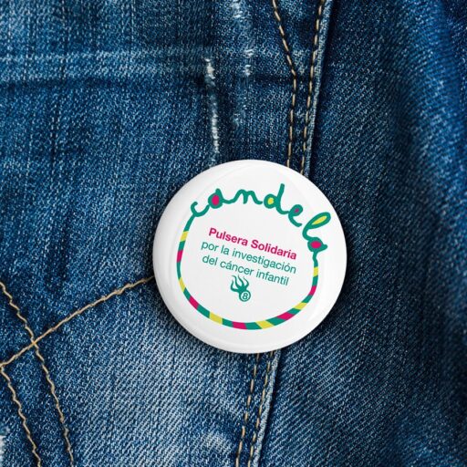 Alternative view of Chapas con alfiler personalizadas